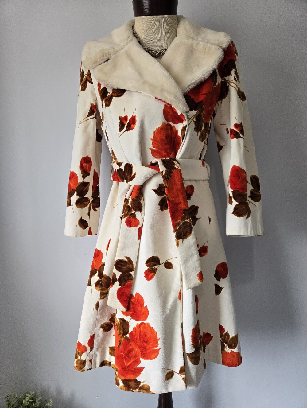 Playlord Vintage Style Velvet Floral Wrap Coat with Faux Fur Collar. Size 2 - Picture 7 of 13